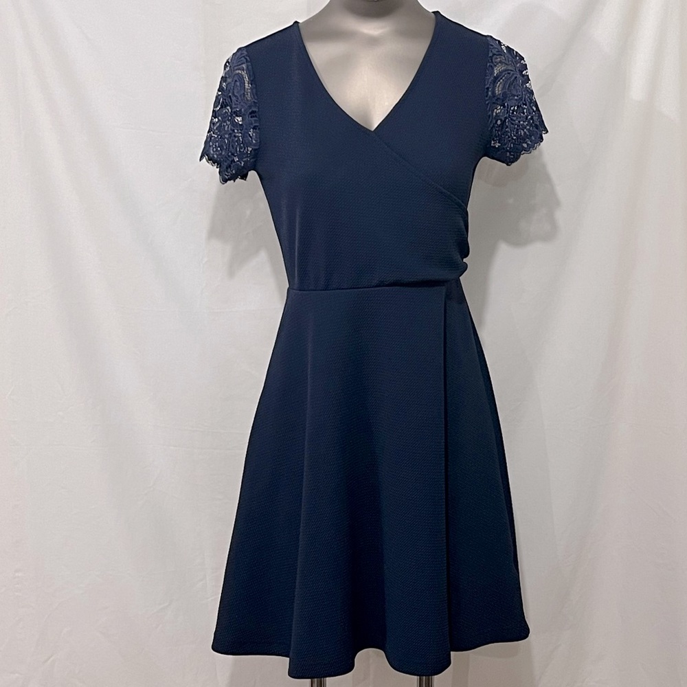 Maurices Textured Wrap Front Dress With Short Lace Sleeves Size Small